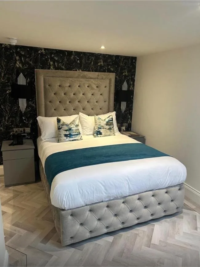 Deluxe One-Bedroom Apartment
